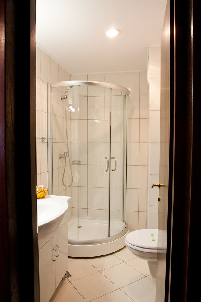 Denisa Hotel Otopeni Zewnętrze zdjęcie
