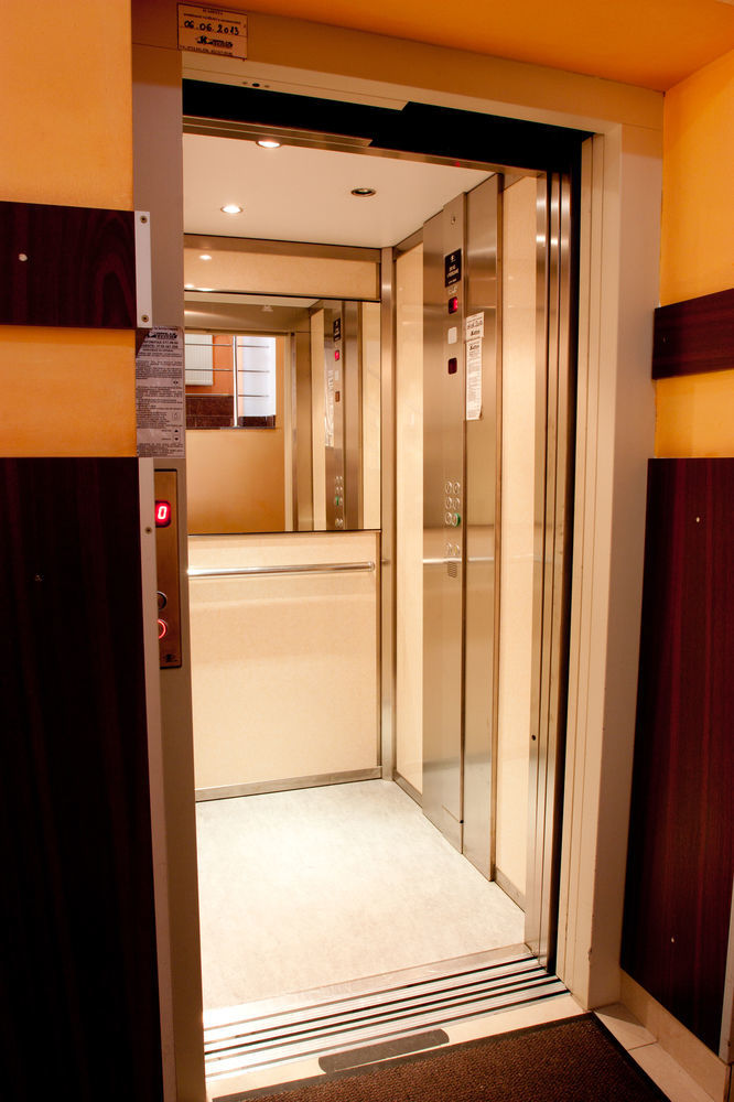 Denisa Hotel Otopeni Zewnętrze zdjęcie